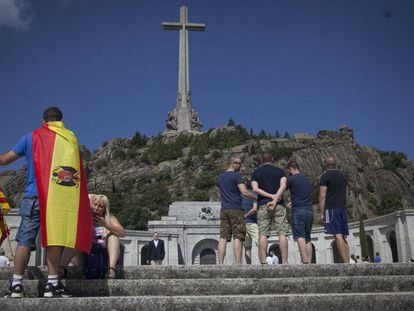 Un hombre porta una bandera preconstitucional en el Valle de los Caídos.