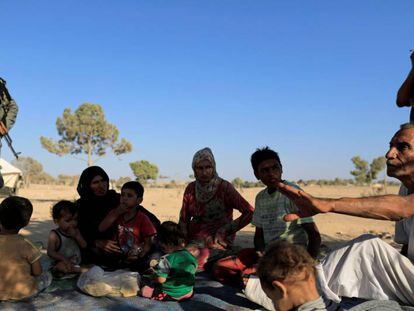 Una familia de desplazados de Raqa, en el campo de Tawayneh, el pasado domingo.