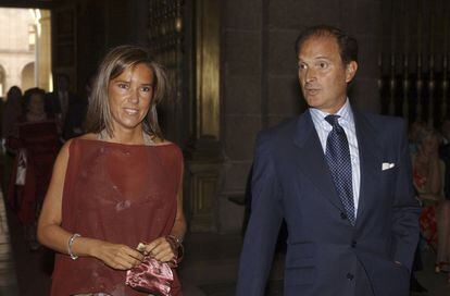 Ana Mato y su marido Jesús Sepúlveda, dentro de la basílica de San Lorenzo de El Escorial para asistir a la boda de Ana Aznar, hija del presidente del Gobierno José María Aznar el 5 de septiembre de 2002