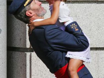 José Julio Rodríguez con su hija en el acto de relevo de la cúpula militar, en julio de 2008.