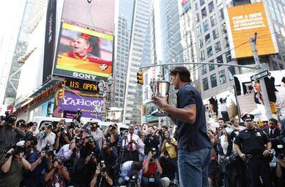 Rafael Nadal posa, en pleno Manhattan, con el trofeo que le acredita como campeón del Abierto de Estados Unidos.