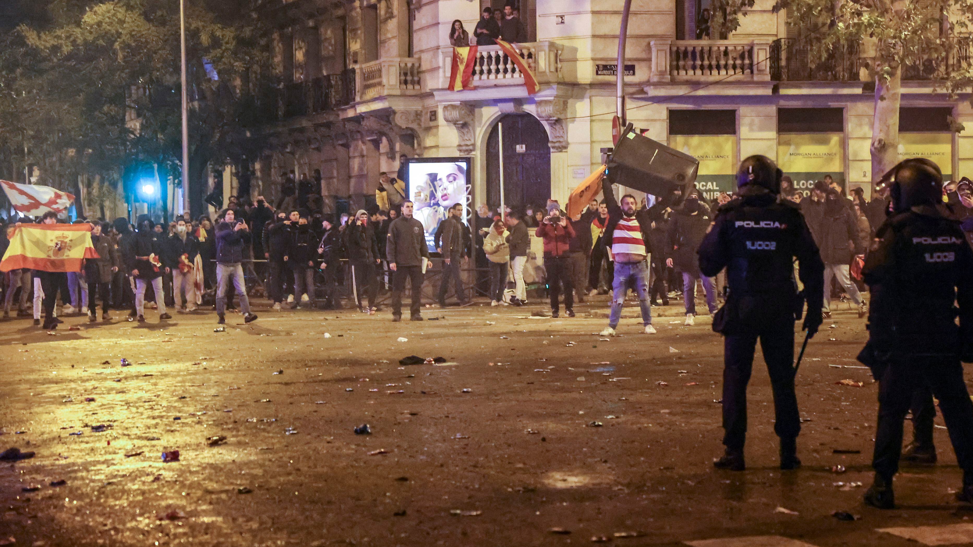 Un grupo de manifestantes lanzaban objetos contra la Policía en la confluencia entre las calles de Marqués de Urquijo y Ferraz, el día 7.