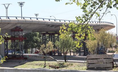 Cierre al tráfico del puente ubicado en el nudo que conecta la M-40 con la M-607 por deterioro con el paso del tiempo.