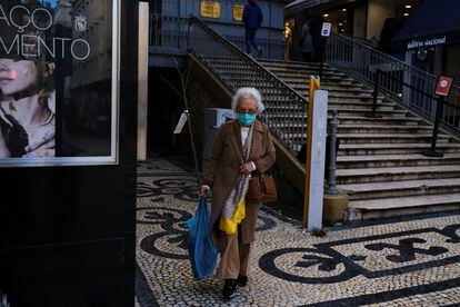 Una mujer camina con mascarilla en el centro de Lisboa, este jueves.