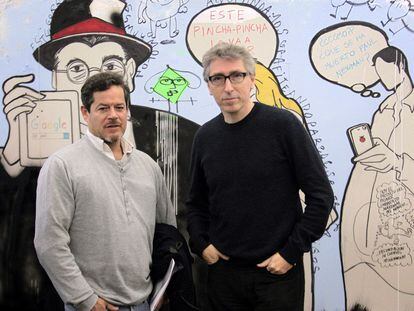 Jorge Sanz y David Trueba, en la redacción de EL PAÍS.