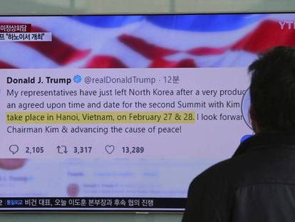 Un hombre mira en Seul una noticia sobre las declaraciones en Twitter de Donald Trump. 