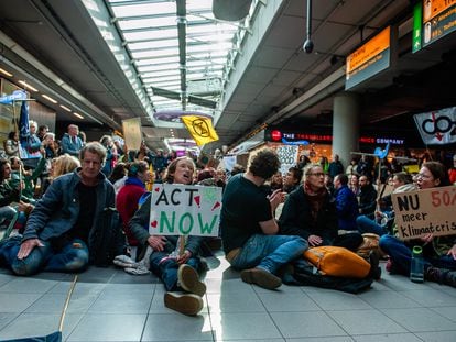 Un grupo de activistas de Greenpeace y Extinction Rebellion ocupan el salón principal del aeropuerto de Schiphol en Ámsterdam, Holanda, el pasado 5 de noviembre.