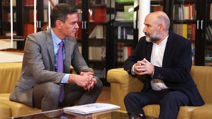 El presidente del Gobierno en funciones, Pedro Sánchez, y el líder de BNG, Néstor Rego.