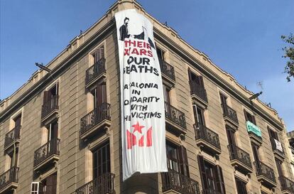 Pancarta contra el Rei, a la Rambla.