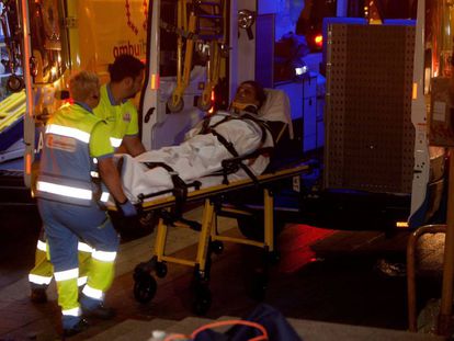 Una persona herida es ingresada en una ambulancia tras el hundimiento del paseo marítimo de Vigo.
