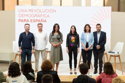 La candidata de CS al Ayuntamiento de Madrid, Begoña Villacís (tercera por la izquierda), y la portavoz en el Congreso del partido (tercera por la derecha), en el acto de este jueves en Madrid.