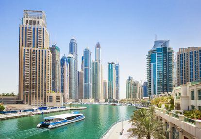 Además de Dubái Downtown, la Palmera y Al Bastakiya, la Marina (en la imagen) es una de las zonas a visitar. Situada al sur de la ciudad, hace 15 años no existía y ahora cuenta con un puerto deportivo, 200 restaurantes, siete kilómetros de paseo a lo largo del canal y, cómo no, una aglomeración de rascacielos.