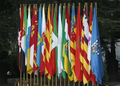 Las banderas de todas las Comunidades Autónomas en sus mástiles en el exterior del edificio del Senado, en Madrid.