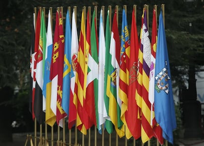 Las banderas de todas las Comunidades Aut&oacute;nomas en sus m&aacute;stiles en el exterior del edificio del Senado, en Madrid.