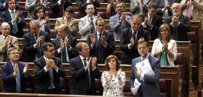 Los diputados del PP aplauden en pie a su líder, Mariano Rajoy, tras su intervención.
