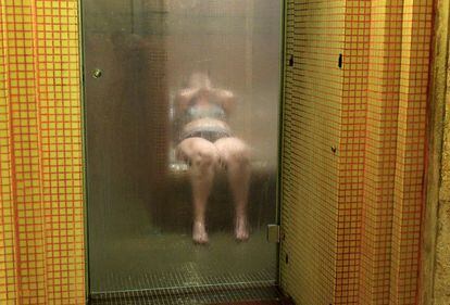 Una mujer se relaja en un baño turco en el Balneario Lukacs.