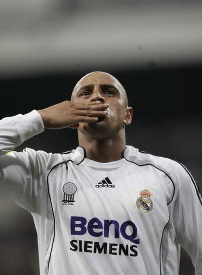 Roberto Carlos celebra un gol