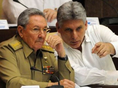Miguel D&iacute;az-Canel, junto al presidente Ra&uacute;l Castro en el Parlamento en julio.
