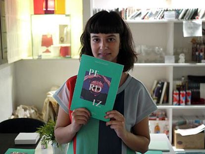 Marta Puigdemasa, con su revista.