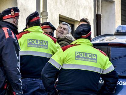 Jordi Magent&iacute;, el pasado martes durante el registro de la casa de su t&iacute;o en Angl&egrave;s.