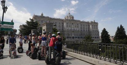 Turistas cerca del Palacio Real de Madrid.