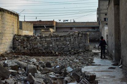 Muchas partes de la zona oriental del distrito de Gewayran, a las afueras de la ciudad de Hasaka, siguen destrozadas o están siendo reconstruidas por los habitantes. Las fuerzas kurdas que controlan esta parte del noreste de Siria admiten que la situación actual es preocupante y que existe un riesgo de que el ISIS vuelva a perpetrar un ataque para liberar a presos de la cárcel de Al Sina, como ocurrió en enero de 2022. 