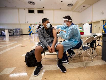 Un menor de 14 años se vacuna en un colegio de El Sereno, al este de Los Ángeles.