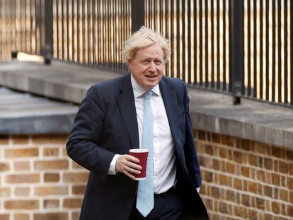 El primer ministro del Reino Unido Boris Johnson llega a Downing Street en Londres, este lunes.