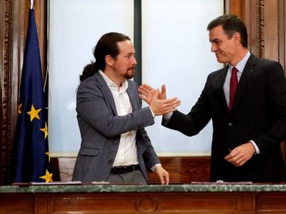 El candidato a la investidura, Pedro Sánchez, y el líder de Podemos, Pablo Iglesias, tras el acto de firma del acuerdo programático con las principales medidas que tomará el futuro Gobierno de coalición.