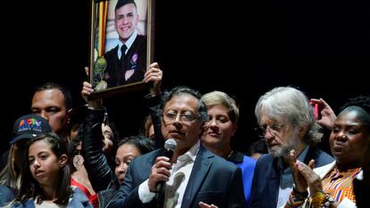 Gustavo Petro junto a Antanas Mockus y Francia Márquez. Detrás, la madre de Dilan Cruz, un joven asesinado por la Policía durante protestas contra el gobierno de Iván Duque.