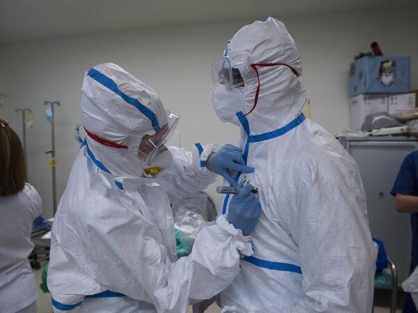 06-04-20 Alfonso Duran Hospital Los Arcos de San Javier Sanitarios se preparan para realizar una intervencion a un paciente con Covid19 Coronavirus Murcia EPI Medicos Enfermeros Marcas Mascarillas