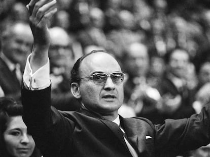 Luis Echeverría habla ante la militancia del PRI tras recibir la nominación presidencial para 1970.