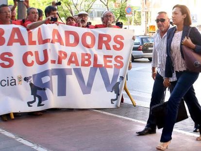 La exdirectora de RTVV, Lola Johnson, llega a los juzgados de Paterna entre las protestas de extrabajadores.