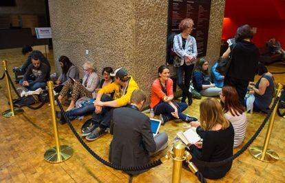 Colas en el teatro del Centro Barbican de Londres para comparar entradas para ver al nuevo Hamlet.