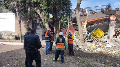 Equipos de rescate trabajan en la zona de la explosión en Tlalpan, Ciudad de México, el 16 de abril 2024.