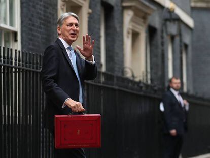 El ministro de Finanzas británico, Phillip Hammond, sale de Downing Street con los Presupuestos a finales de octubre