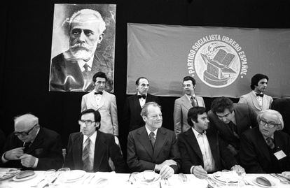 El XXVII congreso del PSOE, el 5 de diciembre de 1976, en Madrid. En la foto, entre otros, Alfonso Guerra, Willy Brandt (del SPD de Alemania), Felipe González, Secretario general del PSOE, y Enrique Mugica.