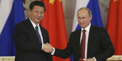 El presidente ruso Vladimir Putin (dcha) y el presidente chino, Xi Jinping (izda), hoy. 