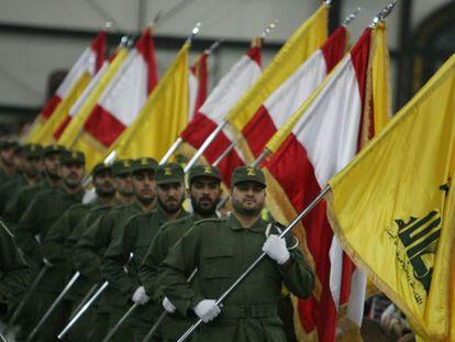 Desfile de miembros de Hezbol&aacute; en noviembre de 2009.