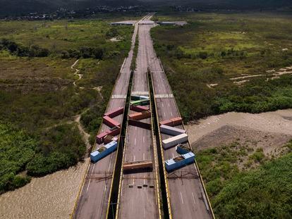 Contenedores bloquean el puente de Tienditas, en la frontera entre Colombia y Venezuela, el pasado 5 de agosto.