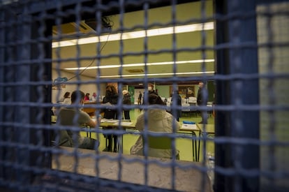 Cataluña celebra este domingo sus cuartas elecciones autonómicas desde que hace 10 años, Artur Mas proclamara el inicio de lo que bautizó como “proceso de transición nacional”, el 'procés' en jerga popular. En la imagen interior de una de las aulas del colegio electoral en la Escuela Industrial, en Barcelona.