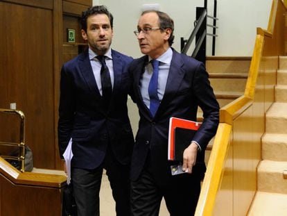 Alfonso Alonso y Borja Semper entrando al Parlamento vasco este mi&eacute;rcoles.