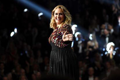 La cantante Adele, en el escenario durante los Premios Grammy de 2017.
