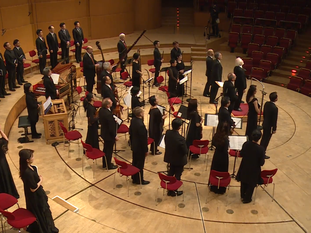 El Bach Collegium de Japón saluda al final de su interpretación de la 'Pasión según San Juan' de Bach en una vacía Philharmonie de Colonia. (Philharmonie.tv)