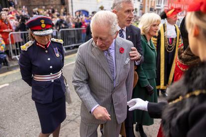 Carlos III, este miércoles, en York, mira al suelo después de que un activista le arrojara huevos.