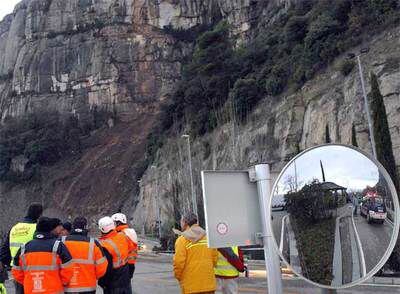 Un desprendimiento de rocas y tierra corta la carretera de acceso a la plaza de Montserrat.<b>