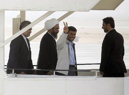 El presidente iraní, Mahmud Ahmadineyad, saluda a su llegada a Aassalouyeh, al sur de Teherán.