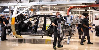 Trabajadores en la fábrica de Seat en Martorell (Barcelona)