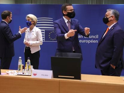 Emmanuel Macron, Ursula von der Leyen, Viktor Orban y Mateusz Morawiecki, este jueves, en Bruselas.