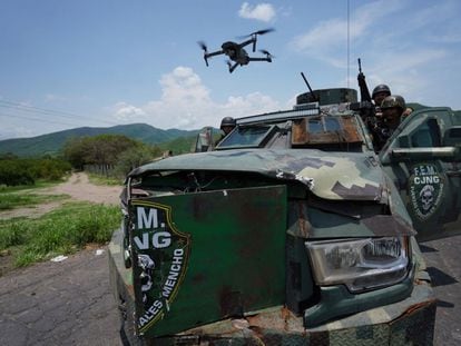 Un vehículo del Cartel Jalisco Nueva Generación y un dron forman un renten en el municipio de Aguililla, Michoacan en abril del 2021.